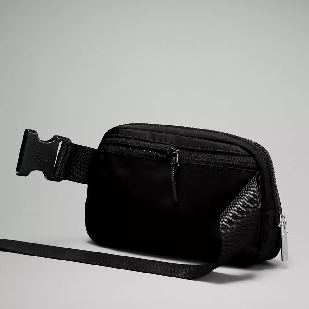 Lululemon Black Everywhere Belt Bag 1L - Picture 2 of 10